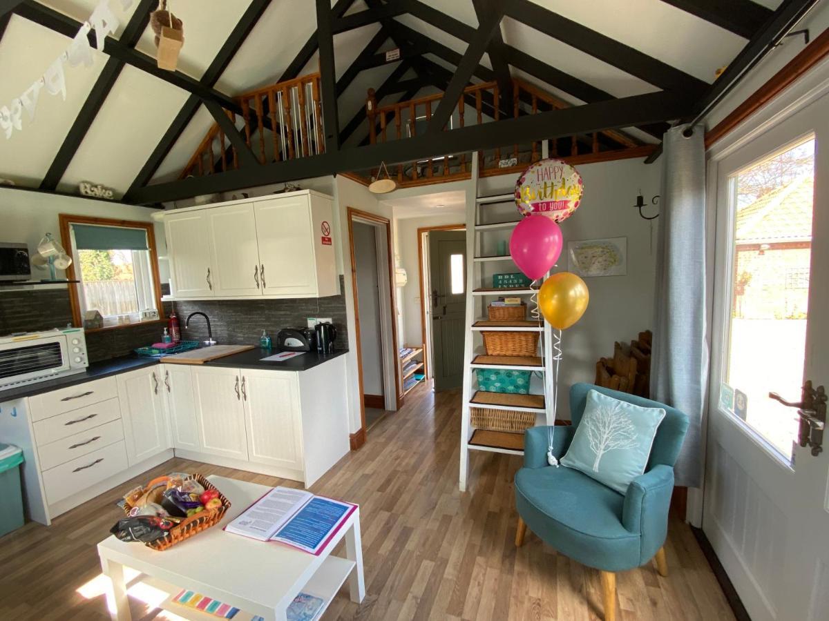 Saving Grace With Private Hot Tub Villa Bawdeswell Exteriör bild