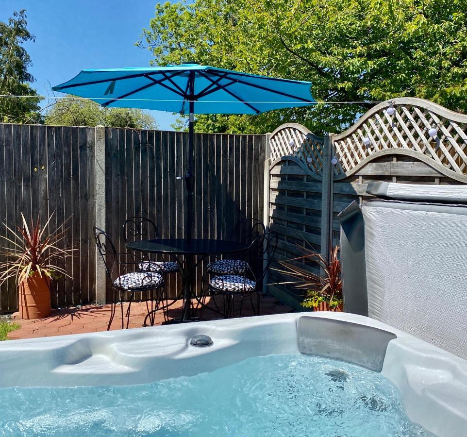 Saving Grace With Private Hot Tub Villa Bawdeswell Exteriör bild