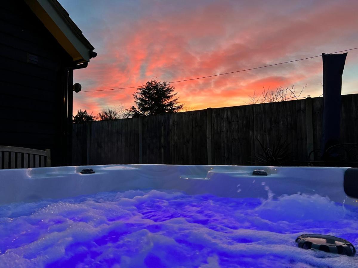 Saving Grace With Private Hot Tub Villa Bawdeswell Exteriör bild