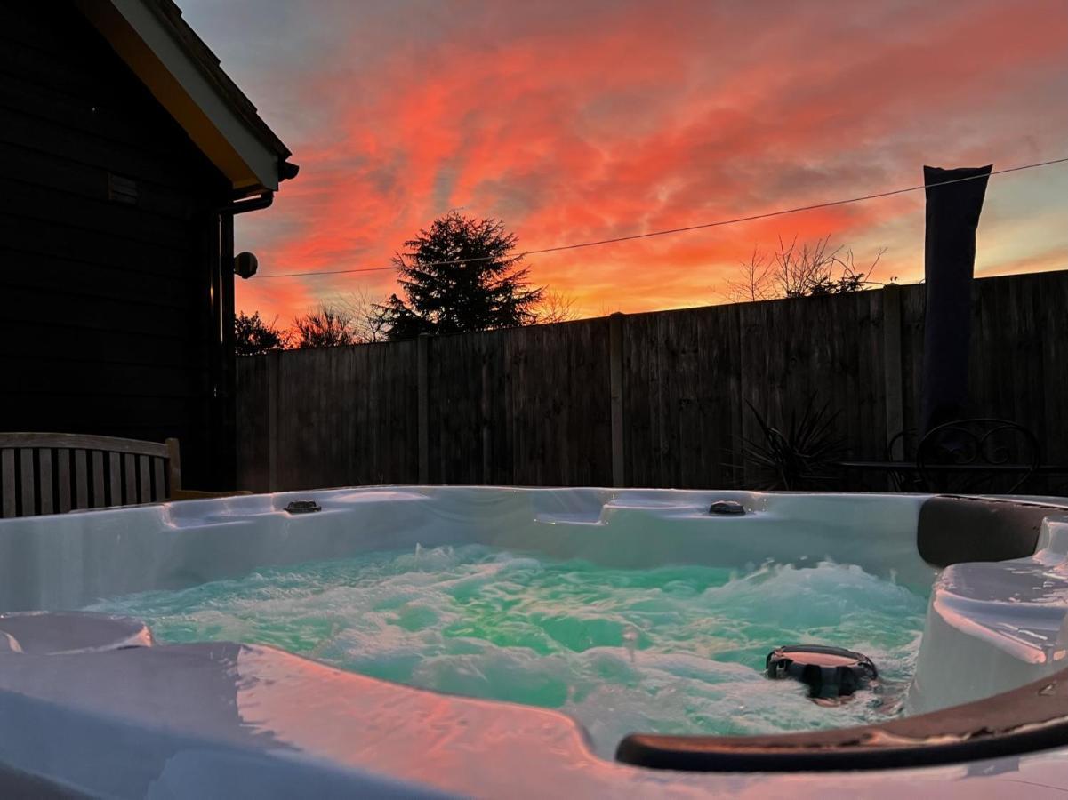 Saving Grace With Private Hot Tub Villa Bawdeswell Exteriör bild