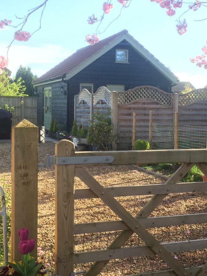 Saving Grace With Private Hot Tub Villa Bawdeswell Exteriör bild