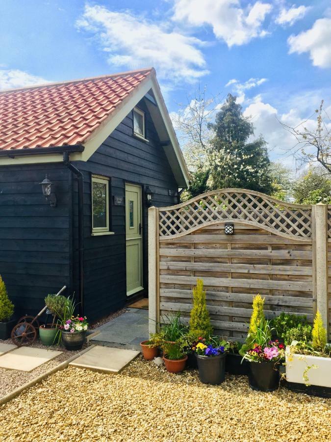 Saving Grace With Private Hot Tub Villa Bawdeswell Exteriör bild
