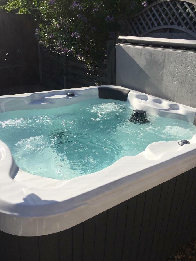 Saving Grace With Private Hot Tub Villa Bawdeswell Exteriör bild