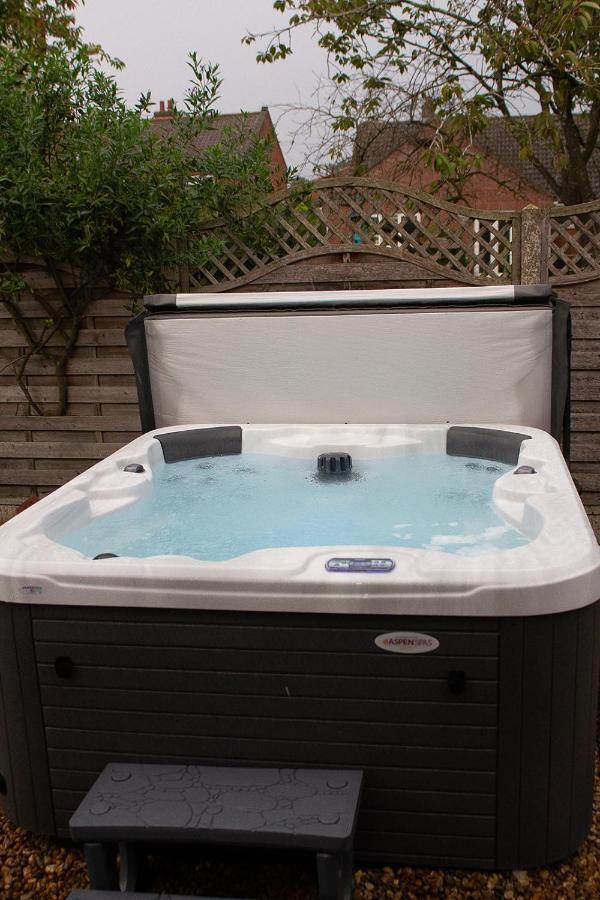 Saving Grace With Private Hot Tub Villa Bawdeswell Exteriör bild